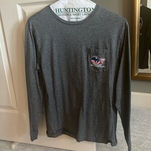 Men’s long sleeve t shirt. Vineyard Vines. Gray